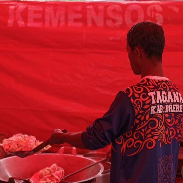 Tanah Bergerak Landa Brebes, Kemensos Salurkan Bantuan dan Dirikan Dapur Umum