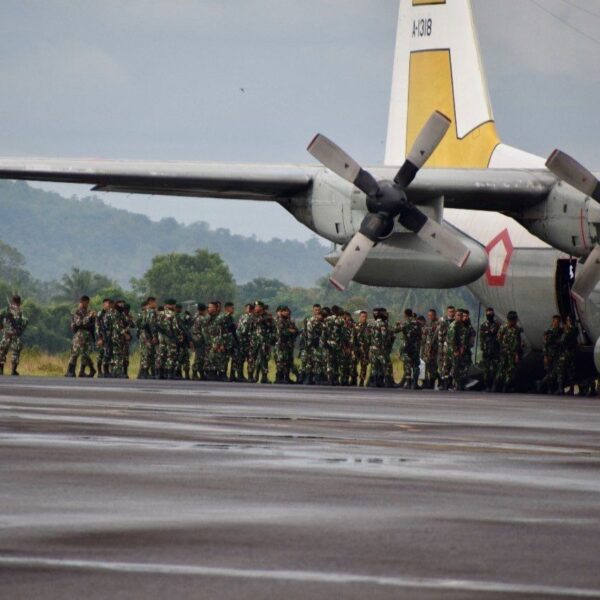Panglima TNI Tinjau Latihan Terjun Malam KDOL di Bangka untuk Perkuat Pengamanan Wilayah Strategis Panglima TNI Tinjau Latihan Terjun Malam KDOL di Bangka untuk Perkuat Pengamanan Wilayah Strategis